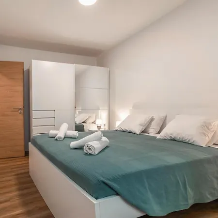 Comfy Corner Apartment *